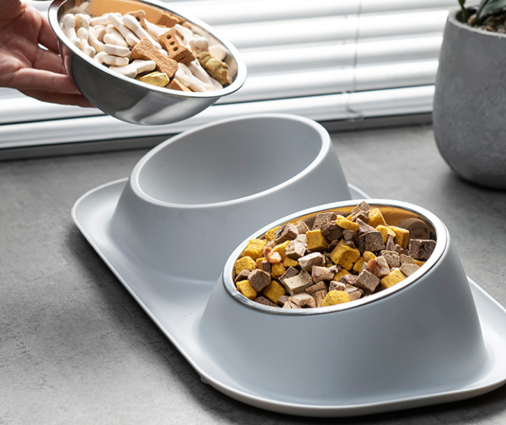 Elevated double bowl feeder in use